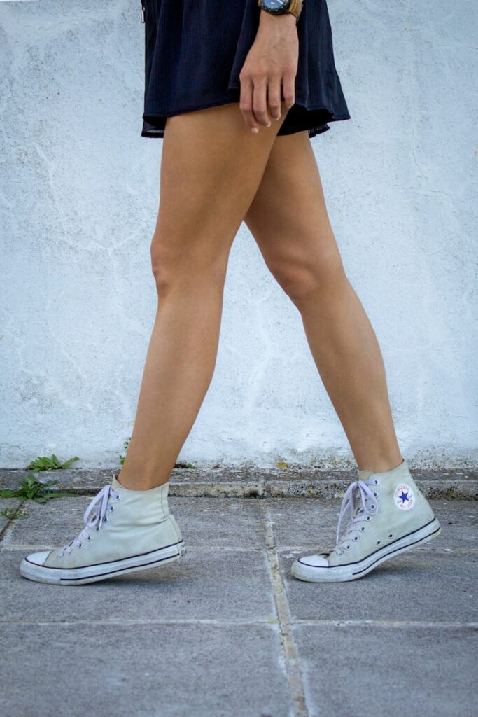 Converse portées avec un style féminin