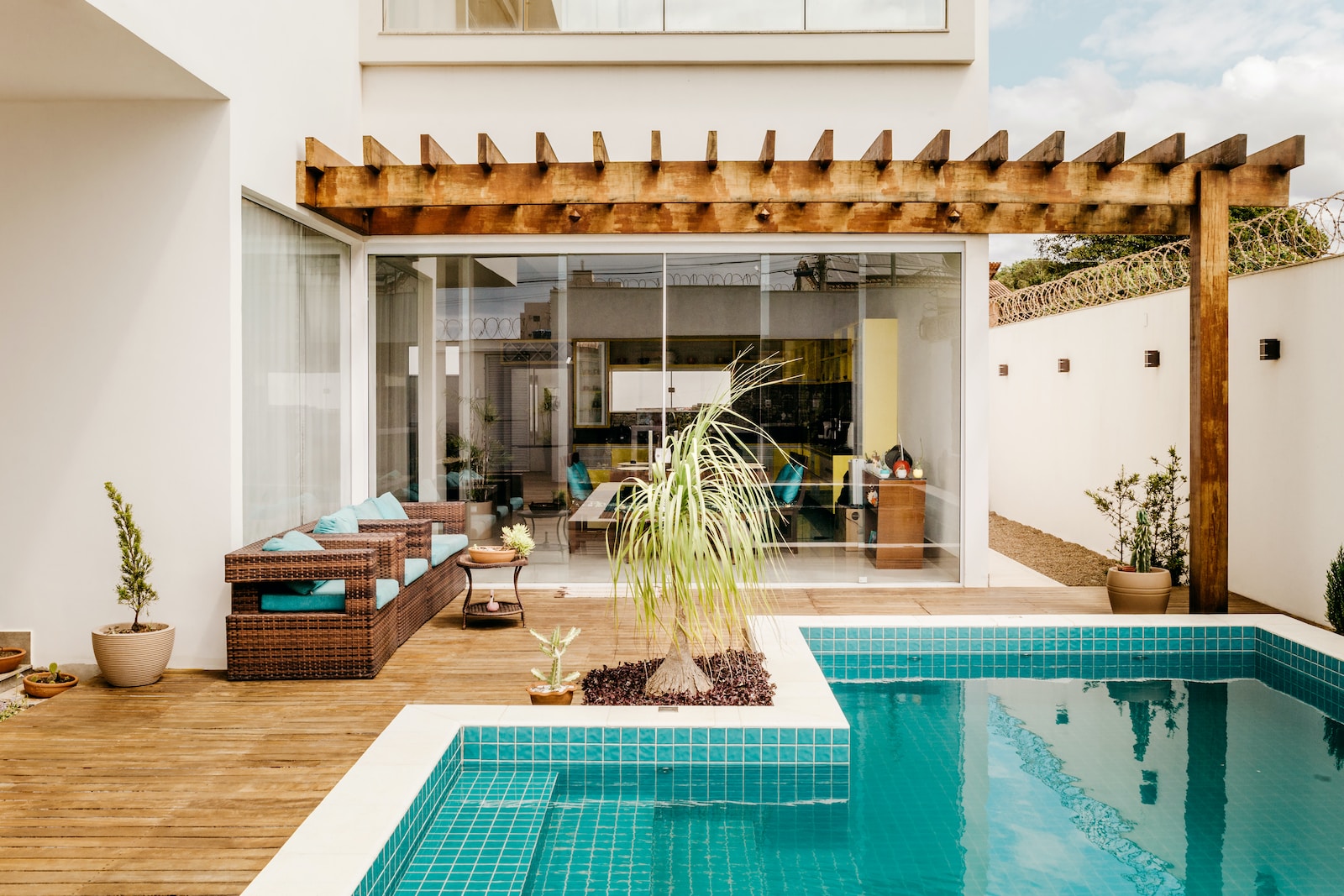 Que mettre autour de sa piscine ?